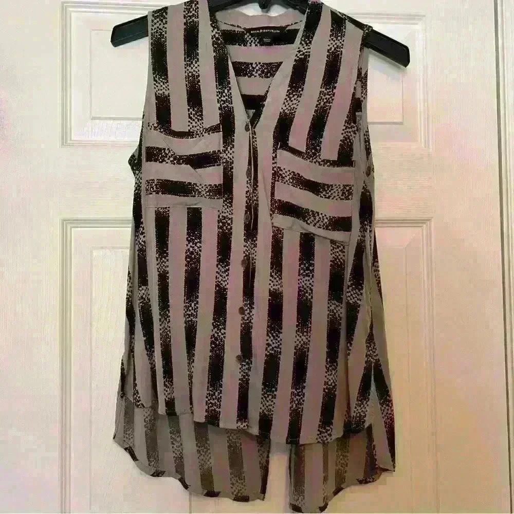 Rock & Republic oversized striped sleeveless blouse with split back and pockets.